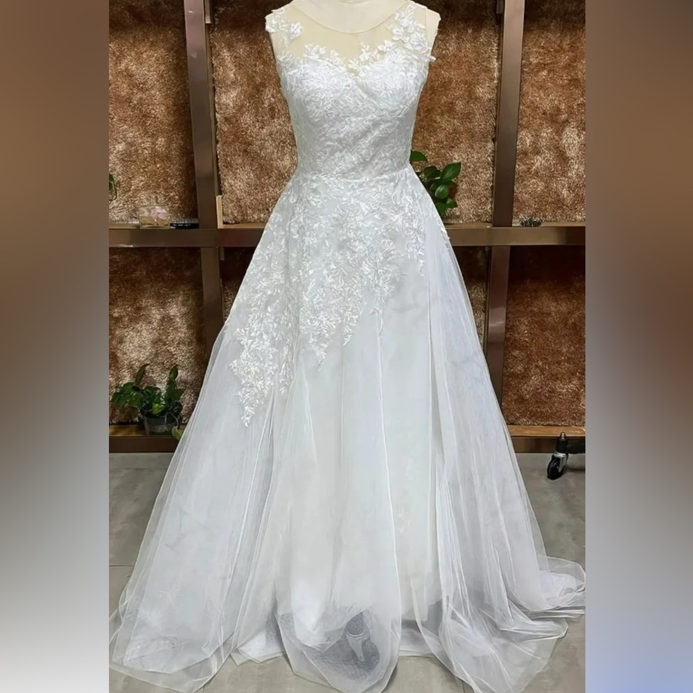 White Sweetheart Sleeveless Wedding Gown